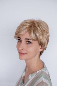 Коротка перука Rokoko блондинка з чолкою Cloe ( 26/25/22 ) Корткий парик блонд Rokoko Cloe ( 26/25/22 ) фото