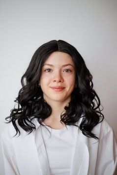 Хвиляста перука на сітці чорна об'ємна середня довжина ( арт 6529 ) Хвиляста перука на сітці чорна об'ємна середня довжина ( арт 6529 ) фото