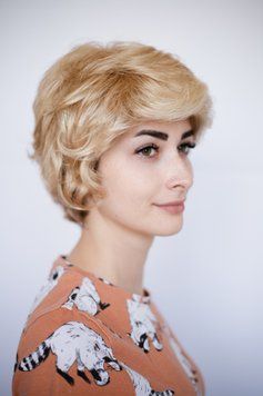 Легка коротка перука золотий блонд з чолкою BdF Roxy Life ( 26/27/20 ) Короткий парик золотой блонд BdF Roxy Life ( 26/27/20 ) фото