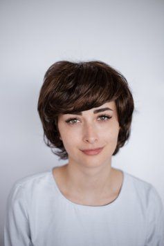 Пишна коричнева мелірована перука коротка Rokoko B-U Calm ( 4/8 ) Коричневый короткий парик мелировка Rokoko B-U Calm ( 4/8 ) фото