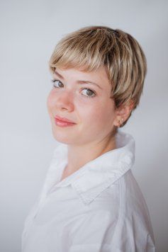Коротка жіноча перука з чолкою Aramita (18-22-12-8R) Aramita-18-22-12-8R фото