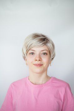 Коротка мелірована світла перука холодний тон (22762-4) 22762-4 фото
