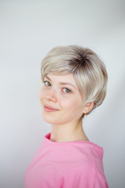 Коротка мелірована світла перука холодний тон (22762-4) 22762-4 фото