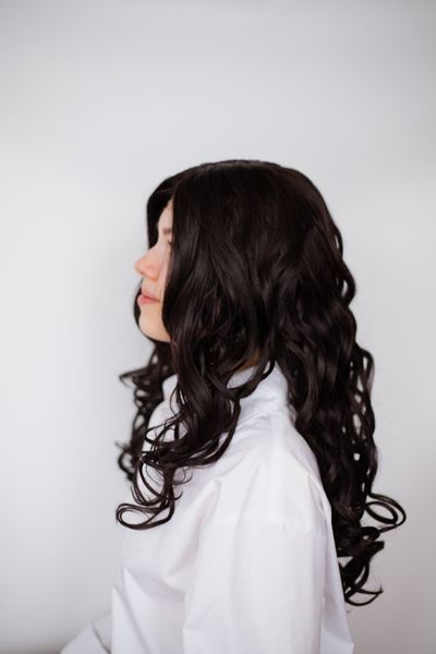 Хвиляста об'ємна темно коричнева довга перука на сітці (2246) (2246) фото