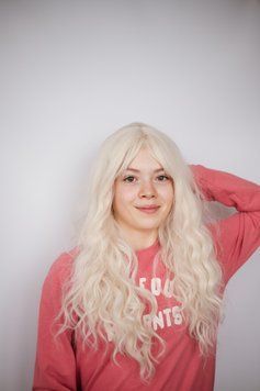 Хвиляста довга перука холодний блонд з проділом на сітці ( 1403 ) Довга перука холодний блонд проділ на сітці ( 1403 ) фото