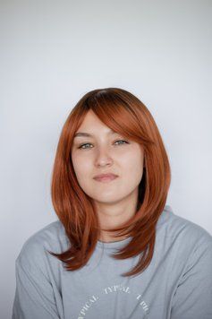 Руда перука середньої довжини з темним корінням ( 9024 ) Рыжий парик с челкой средняя длина ( 9024 ) фото