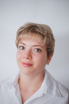 Красива перука з чолкою русий колір Lucy (18-22) Lucy-18-22 фото